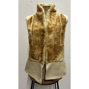 Romeo + Juliet Couture women size medium faux fur polyester vest